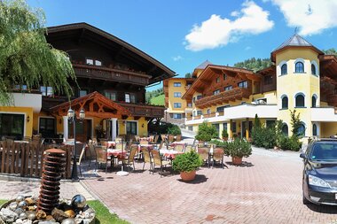 Panoramaaufnahme von Stammhaus und Landhaus mit Blick auf die Bergwelt im Hintergrund. | © Hotel Eggerhof