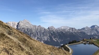 Wanderung mit Blick auf die Leoganger Steinberge | © Hotel Eggerhof