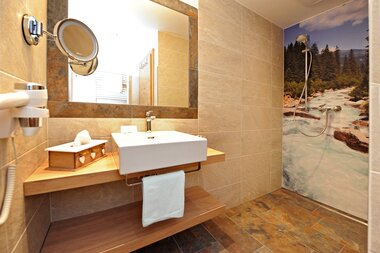 Badezimmer mit begehbarer Dusche, Waschtisch und getrennter Toilette | © Hotel Eggerhof