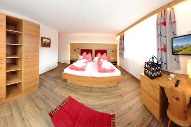 Helles, großzügiges Zimmer mit einem Schreibtisch | © Hotel Eggerhof
