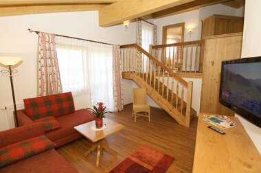 Heller, geräumiger Wohnbereich mit einer Treppe zum Badezimmer sowie zum Schlafzimmer | © Hotel Eggerhof